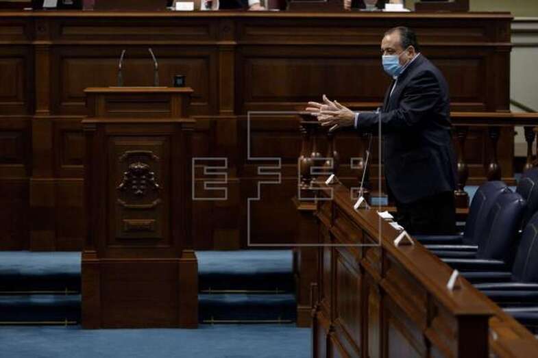 El consejero de Sanidad del Gobierno de Canarias, Blas Trujillo, este miércoles en el Parlamento (Foto EFE / Ramón de la Rocha)